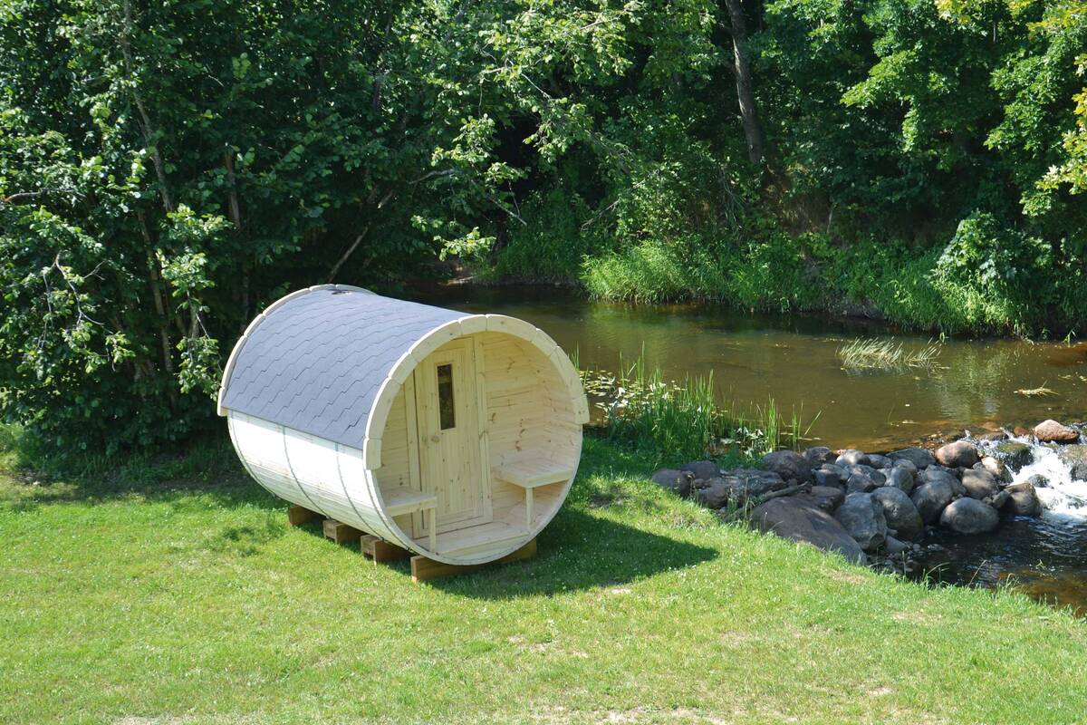 Finnische Fass-Sauna: In Finnland ist die Sauna ein fester Bestandteil des Alltags, ein Ort der körperlichen und seelischen Reinigung. Eine Tradition, die die Welt erobert. Das Saunafass «Exklusiv» wird in Finnland aus Kiefernholz hergestellt. Für den Elektro-Ofen ist ein 400V/16 A Stromanschluss notwenig. NIMA GmbH.