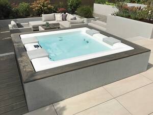 Gut integriert: Hier wurde ein Whirlpool «Strato 2.1» mit drei Sitz-/Liegeplätzen und einer Massageliege elegant in den Loungebereich eines Privatgartens integriert. Er ist aus Sanitäracryl gegossen und rundum isoliert. Für Ganzkörpermassagen stehen zehn Superjets, zwei Turbojets, zehn Microjets und acht Luftsprudeldüsen zur Verfügung. Wetterfestes Holz und Sichtbeton sorgen für ein ansprechendes Gesamtbild. Vivell AG.