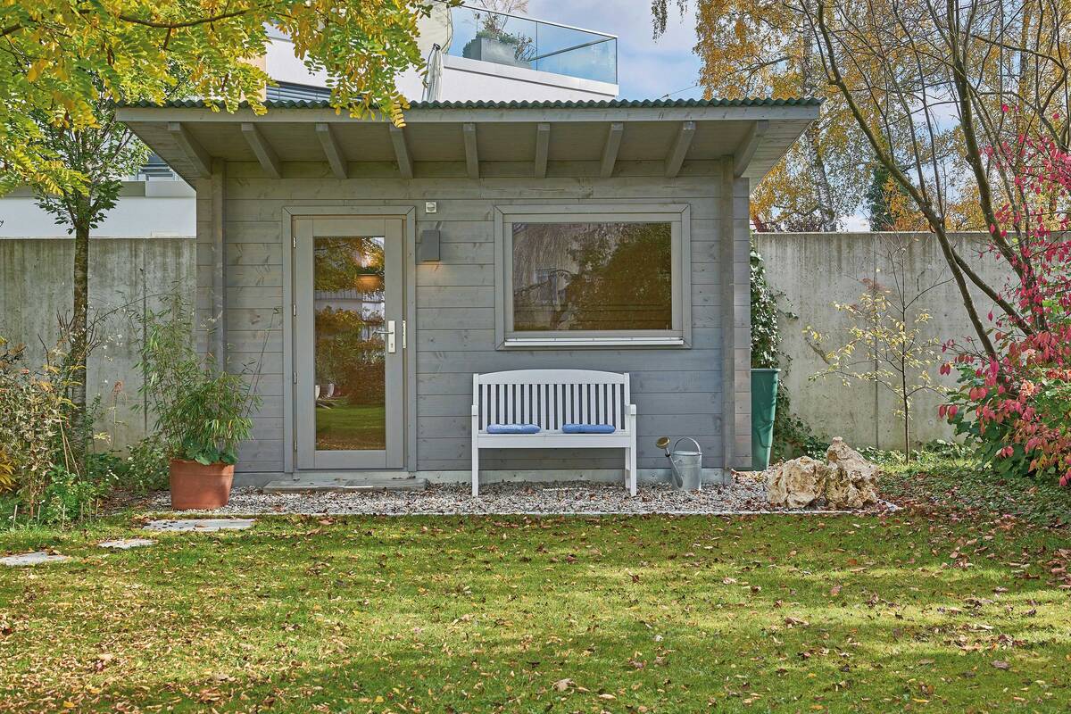 Privatsphäre nach Mass: Massgefertigte Saunahäuser werden genau für den vorgesehenen Standort im Garten geplant und bieten 100 Prozent Privatsphäre, im Garten oder auf der Dachterrasse. Die High-Tech-Lösung bietet «Smart-Glas», das auf Knopfdruck matt geschaltet werden kann. Weitere Optionen sind bedruckte Gläser oder elektrische Jalousien. Blockhausbau Hummel.