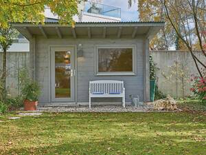 Privatsphäre nach Mass: Massgefertigte Saunahäuser werden genau für den vorgesehenen Standort im Garten geplant und bieten 100 Prozent Privatsphäre, im Garten oder auf der Dachterrasse. Die High-Tech-Lösung bietet «Smart-Glas», das auf Knopfdruck matt geschaltet werden kann. Weitere Optionen sind bedruckte Gläser oder elektrische Jalousien. Blockhausbau Hummel.