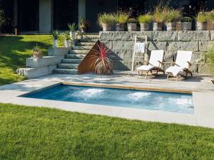 Ausgezeichnet: Ein Mini-Pool steht im Zentrum dieser Relax- und Wellnesszone im Garten. Die Ausstattung umfasst eine Massagepumpe mit 2x Turbojet, 4x Microjet und 4-fach Quelleinlauf. Die Anlage wurde zum schönsten Whirlpool der Schweiz gekürt und mit dem Aqua Suisse Award 2019/20 ausgezeichnet. Ibatec AG.