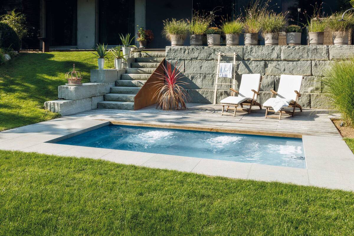 Ausgezeichnet: Ein Mini-Pool steht im Zentrum dieser Relax- und Wellnesszone im Garten. Die Ausstattung umfasst eine Massagepumpe mit 2x Turbojet, 4x Microjet und 4-fach Quelleinlauf. Die Anlage wurde zum schönsten Whirlpool der Schweiz gekürt und mit dem Aqua Suisse Award 2019/20 ausgezeichnet. Ibatec AG.