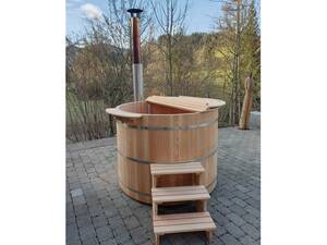 Badebottich mit Aussenofen: Rustikal geht’s auch. Die Holz- und Saunaspezialisten aus Brunnadern im Toggenburg realisieren neben Badebottichen auch individuelle Saunakabinen, Fass-Saunas, Blockhaussaunas etc. in jeder gewünschten Grösse und Ausführung. Wagner Saunabau Holzbau AG.