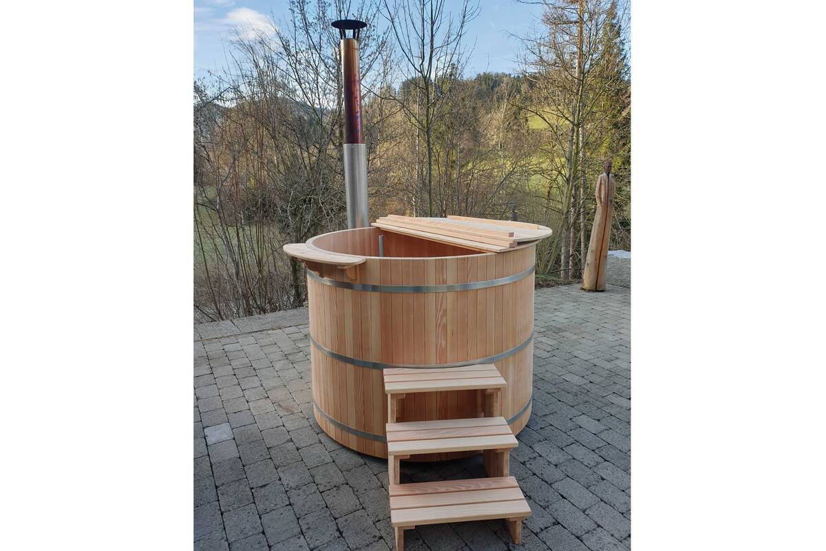 Badebottich mit Aussenofen: Rustikal geht’s auch. Die Holz- und Saunaspezialisten aus Brunnadern im Toggenburg realisieren neben Badebottichen auch individuelle Saunakabinen, Fass-Saunas, Blockhaussaunas etc. in jeder gewünschten Grösse und Ausführung. Wagner Saunabau Holzbau AG.