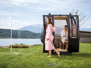 Die Saunagondel: Ausrangierte Bergbahngondeln werden zur Gartensauna: Die Idee, entstanden in Zusammenarbeit mit dem Designerduo Taranto & Egger, kam so gut an, dass die Saunagondeln inzwischen in Serie produziert werden. Mit 6 kW Kombi-Ofen, Innenausstattung in Espe oder Erle. Küng Wellness.