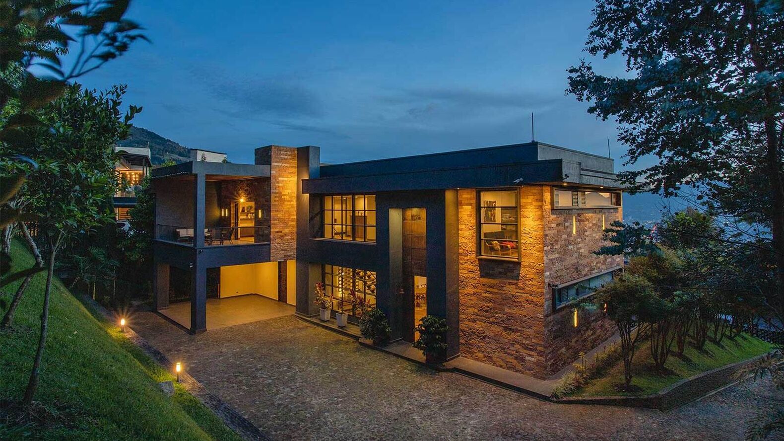 Ein gut ausgeleuchteter Aussenbereich und eine vorgetäuschte Anwesenheit der Bewohner schrecken Ganoven ab. www.twiline.com