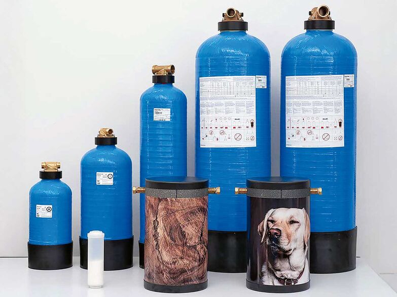 Der Schweizer Geysir: Die vom Schweizer Verband Gas Wasser anerkannte Serie «Geysir» arbeitet mit dem Verfahren der Impfkristallbildung. Diese bestehen aus reinem Calcium, und die Wirkungsweise in Kombination mit dem Granulat erfordert keine chemischen oder sonstigen Zusätze. Welches «Geysir»-Gerät am besten geeignet ist, kommt dabei ganz auf die Hausgrösse und den Verbrauch zu Spitzenzeiten an und ist nicht vom Härtegrad des Wassers abhängig. EWS Wüst AG, www.ews-wassertechnik.ch