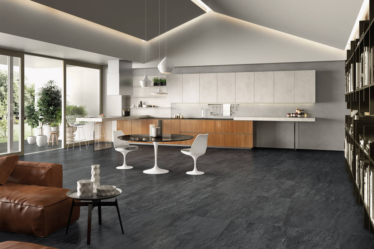 Die Feinsteinzeugplatte «Corbin» von HGC ist zeitlos modern und überzeugt mit Formaten vom filigranen Mosaik bis zur 180 Zentimeter langen XXL-Platte. Auch für den Aussenbereich geeignet. HGC.