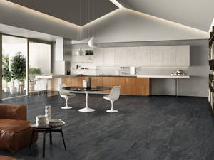 Die Feinsteinzeugplatte «Corbin» von HGC ist zeitlos modern und überzeugt mit Formaten vom filigranen Mosaik bis zur 180 Zentimeter langen XXL-Platte. Auch für den Aussenbereich geeignet. HGC.