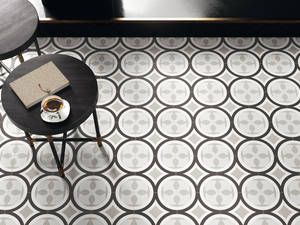 «Patchwork» für Wand und Boden interpretiert die Muster der Zementfliesen aus den ersten Jahrzehnten des zwanzigsten Jahrhunderts neu. Die Motive können einzeln oder in Kompositionen verlegt werden. Sabag.