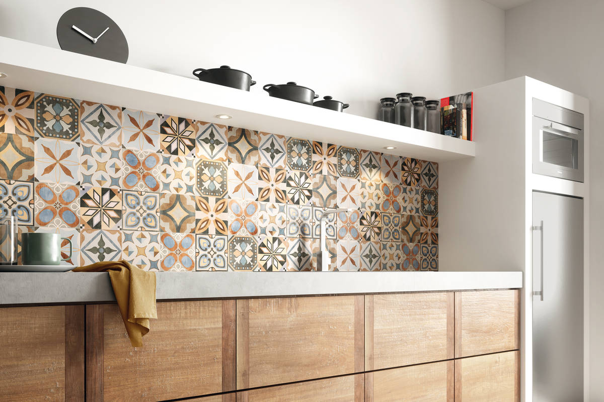 Traditionelles, neu interpretiert: Geometrische und Blumenmuster bieten für jeden Geschmack eine reiche Auswahl. «Patchwork Colors», Sabag.