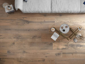 Pflegeleicht und farbecht: Platten in Holzoptik und im Dielenformat von 26,5 x 180 cm aus der Serie «Essence Brown», Plättlimaxx.