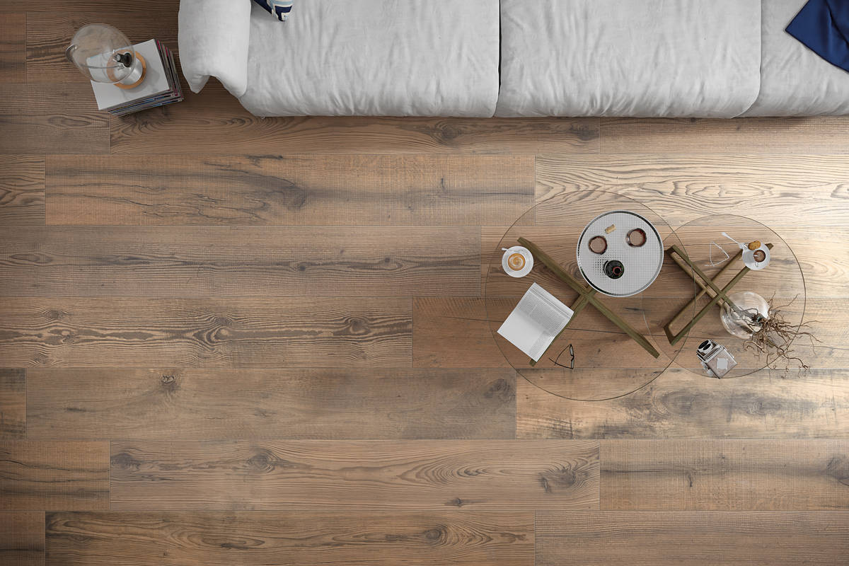 Pflegeleicht und farbecht: Platten in Holzoptik und im Dielenformat von 26,5 x 180 cm aus der Serie «Essence Brown», Plättlimaxx.