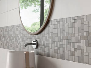 Shabby Chic ist das Stichwort zur Kollektion «Mauerblume». Sie soll wirken, als wären sie schon einige Jahre im Einsatz. Zu den Grundfliesen gibt es Dekofliesen mit dezentem Blumenmuster. Steuler.