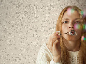 Schon die alten Römer mischten Marmor und Bruchgestein mit Zement. Die durchgefärbte Feinsteinzeugplatte «Parade» wirkt ähnlich und verleiht modernen Räumen Grandezza. Imola/Richner.