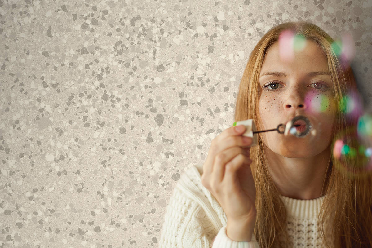 Schon die alten Römer mischten Marmor und Bruchgestein mit Zement. Die durchgefärbte Feinsteinzeugplatte «Parade» wirkt ähnlich und verleiht modernen Räumen Grandezza. Imola/Richner.