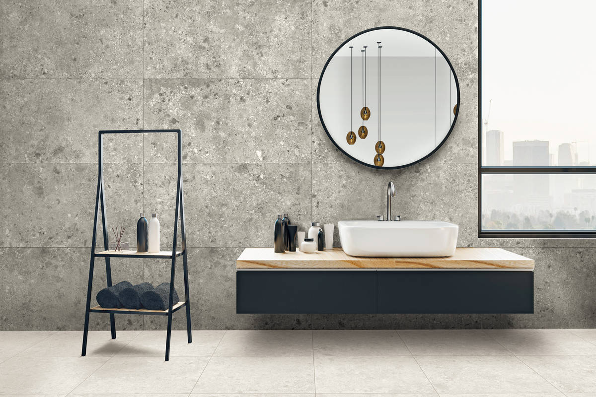 «Joplin» ist dem italienischen Gestein Ceppo nachempfunden. Das grobkörnige Design wirkt archaisch und eignet sich mit seinen lebendigen Grautönen hervorragend für moderne Wohnstile. HGC.