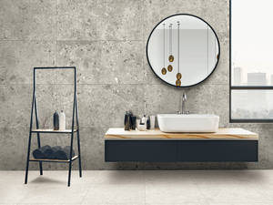 «Joplin» ist dem italienischen Gestein Ceppo nachempfunden. Das grobkörnige Design wirkt archaisch und eignet sich mit seinen lebendigen Grautönen hervorragend für moderne Wohnstile. HGC.