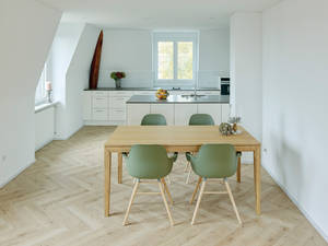 Keramik im Fischgrät-Muster passt in den renovierten Altbau und punktet mit Pflegeleichtigkeit. Ganz Baukeramik AG.