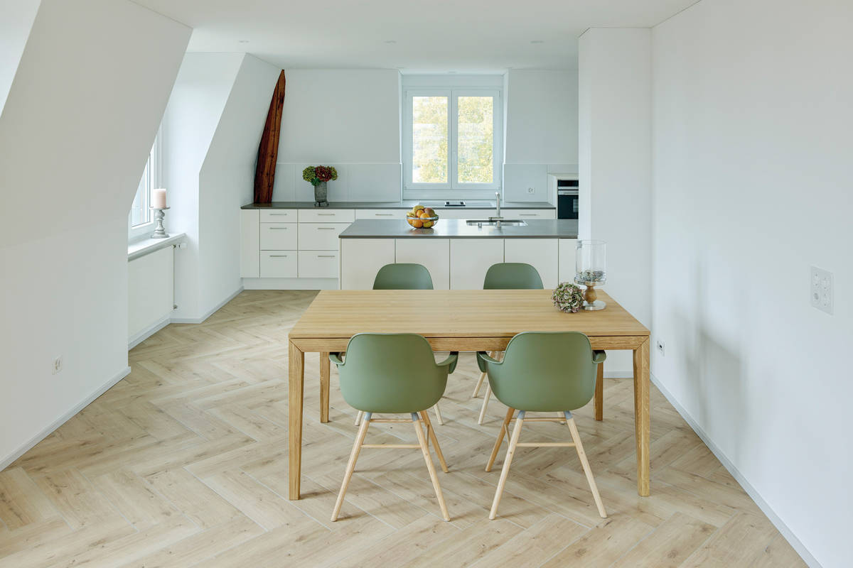 Keramik im Fischgrät-Muster passt in den renovierten Altbau und punktet mit Pflegeleichtigkeit. Ganz Baukeramik AG.