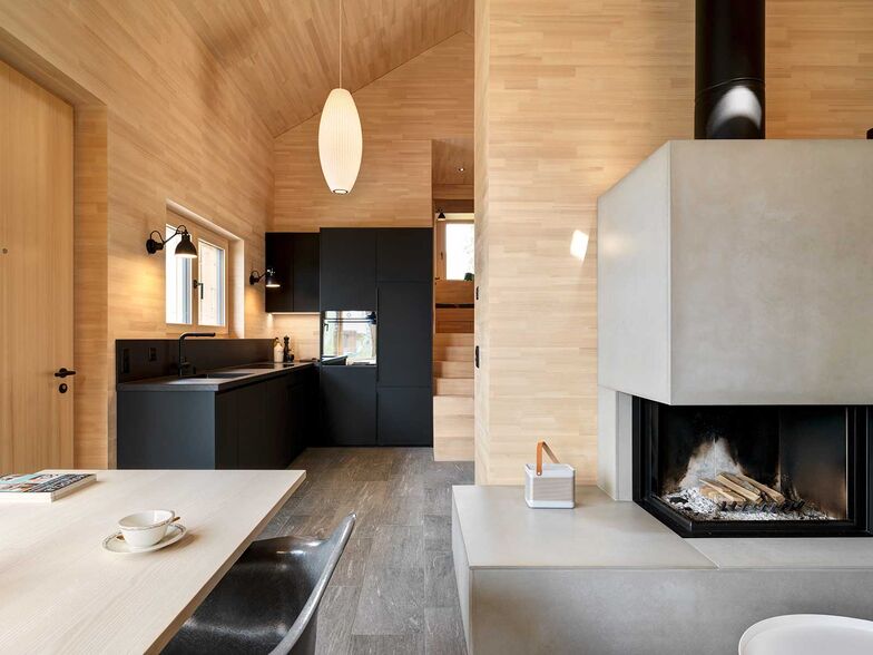 Weiss pigmentiertes Tannenholz schmückt die Wände.