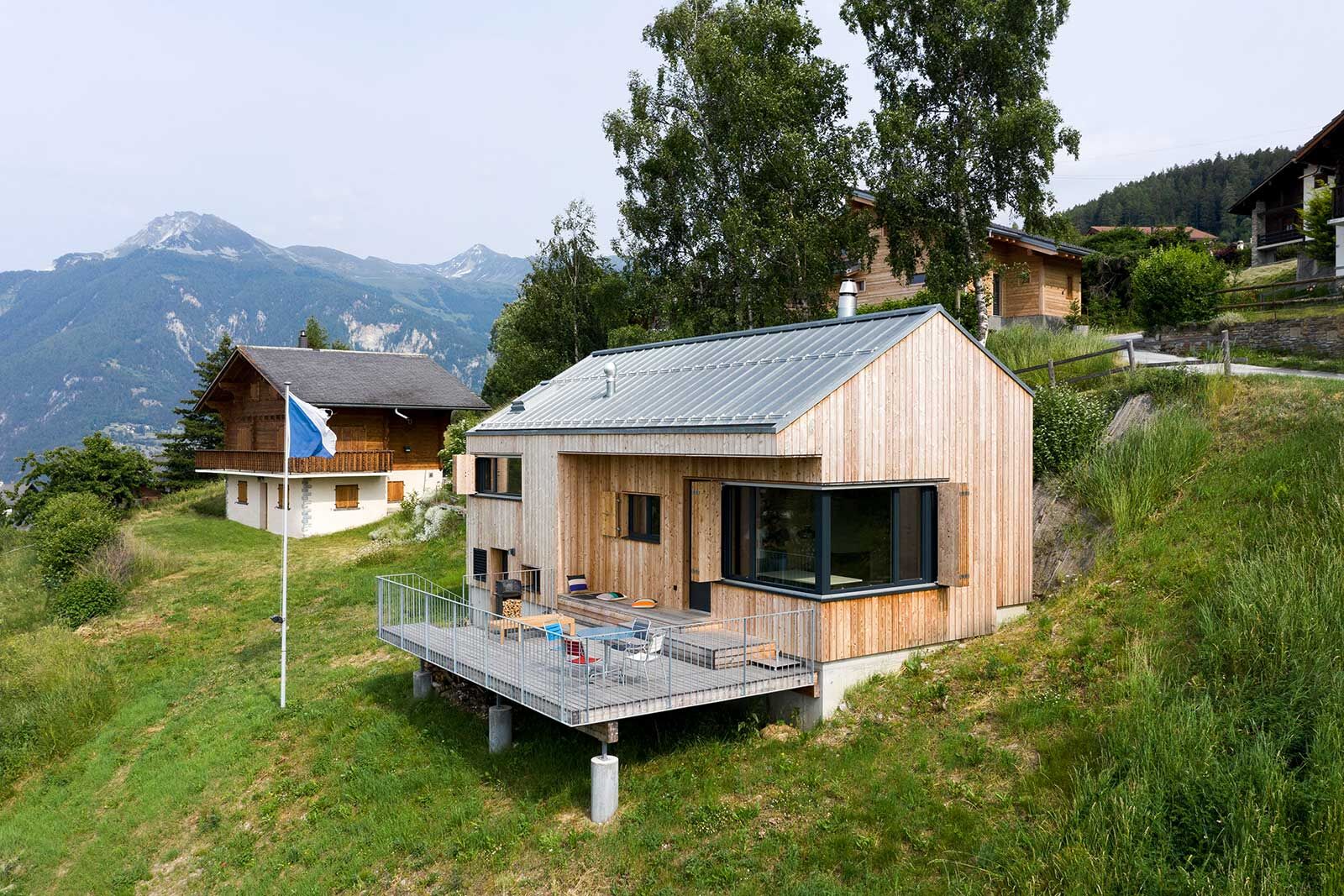 Von innen nach aussen, so plante das Innenarchitektur-Team von Teo Jakob dieses kleine Ferienhaus von Grund auf neu.