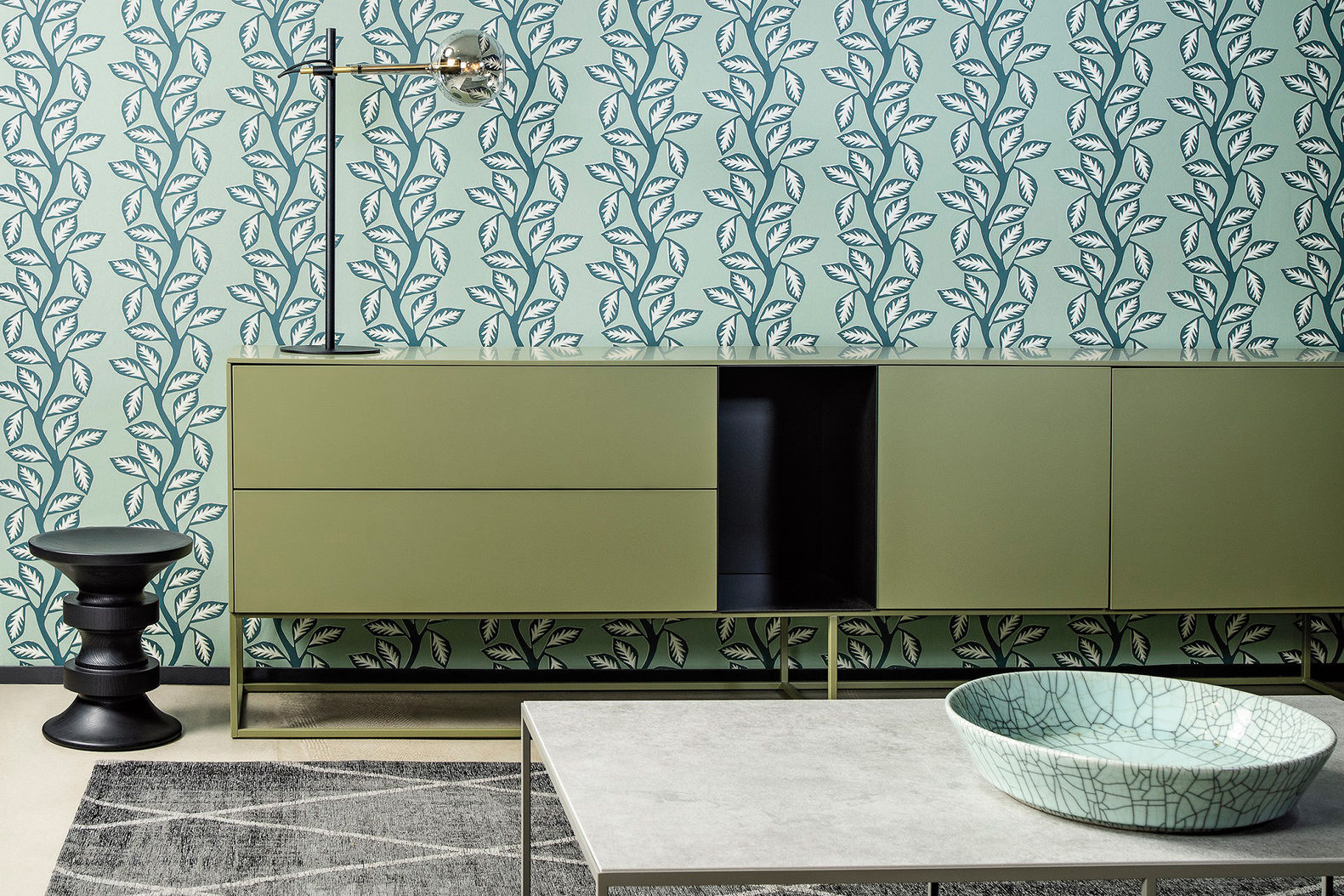 Die Tapetenkollektion «Nomadia» zieht ihre Inspiration aus den vielfältigen Textildessins Afrikas, auffällig und erfrischend ziert sie den Raum. Hooked On Walls.