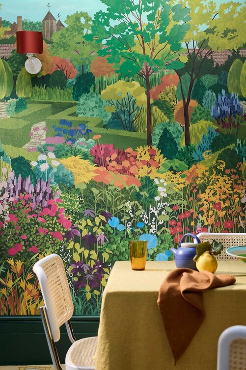 Die Dichterin Vita Sackville-West verliebte sich 1930 in das heruntergekommene Sissinghurst Castle in Kent. Gemeinsam mit ihrem Mann gestaltete sie über 30 Jahre hinweg die legendären, segmentierten Gärten mit einem einzigartigen Gespür für Farben und Düfte. Das Wandbild «Castle Garden» feiert diese Lebendigkeit mit einer Fülle wilder Blüten in harmonischem Kontrast zu den formalen Gartenstrukturen.