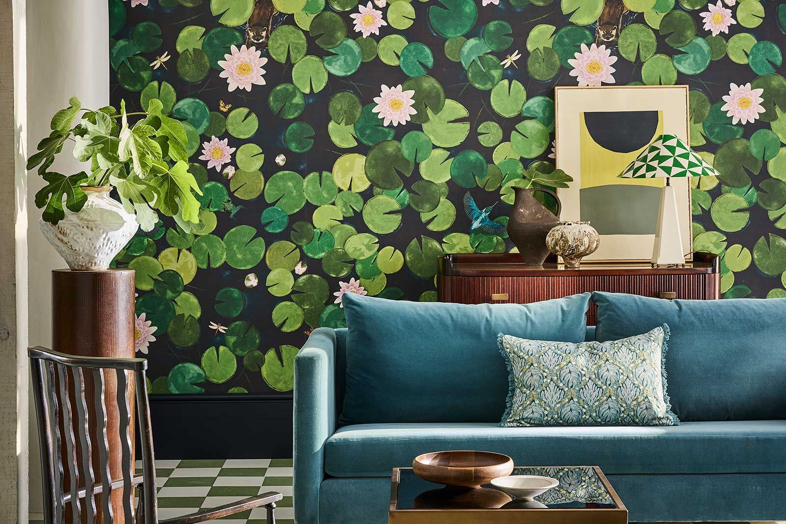 Im Südwesten von Wales liegt das Stackpole Estate. Das Anwesen verfügt über eine reiche Flora und Fauna, die inmitten der Seen, Wälder und der nahen Küste prächtig gedeihen. Das Highlight sind die freundlichen Otter, die auch das Herzstück dieses Tapetendesigns bilden. «Lily Pads» ist in vier Varianten erhältlich und hier in «Hopper» abgebildet.