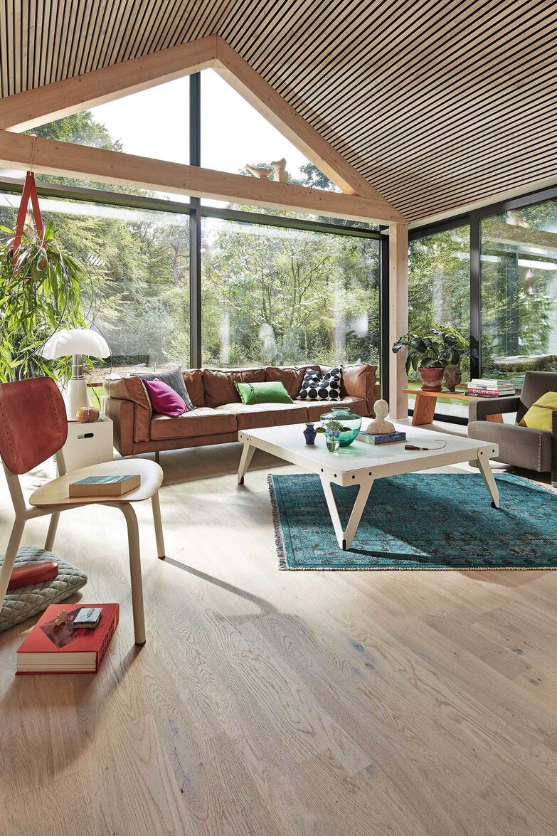 Die Holzlamellen an der Decke sind nicht nur ein dekoratives Element. Die «Meister»-Akustik-Paneelen wirken schallabsorbierend, was bereits bei einer Teilverlegung deutlich wird. Eine angenehme Raumakustik schafft automatisch eine ruhige Atmosphäre und ist geeignet für Wohn- und Arbeitsbereiche. Tomwood AG, www.tomwood.ch