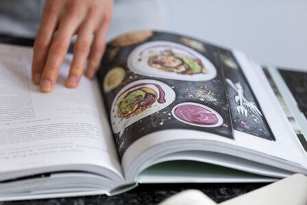 «Ich denke in Farben und Bildern», sagt Nadia Damaso und das spiegelt sich auch in den Küchbüchern wider.