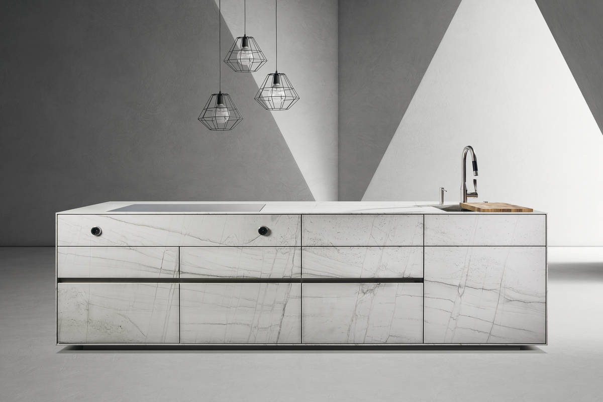 Natursteinfronten, elegante Griffschiene, Böden aus Echtleder: Küche «St-one» gibt es neu auch in der edlen Ausführung «Antarctic». Hans Eisenring.