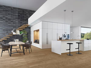 Die Wohnküche «Bondi-E Xylo» des deutschen Küchenherstellers Leicht verbindet Zeitgeist und Zeitlosigkeit zu einem stimmigen Gesamtkonzept und ist ein richtiges Stauraumwunder. Idea Küchen.