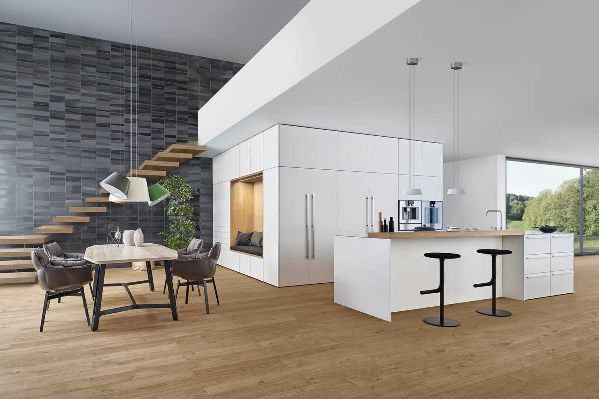 Die Wohnküche «Bondi-E Xylo» des deutschen Küchenherstellers Leicht verbindet Zeitgeist und Zeitlosigkeit zu einem stimmigen Gesamtkonzept und ist ein richtiges Stauraumwunder. Idea Küchen.