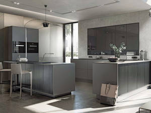 Besonderes Merkmal der Modellreihe «Pure» ist der zwei Zentimeter feine Rahmen, der nicht nur die freistehenden Möbel, sondern auch die integrierten Küchenelemente umschliesst. Siematic.