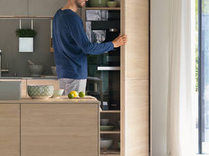 Mit Holz und Keramik schafft Küchenmodell «Filigno» den fliessenden Übergang zwischen Küche und Wohn-/Essbereich. Team 7.