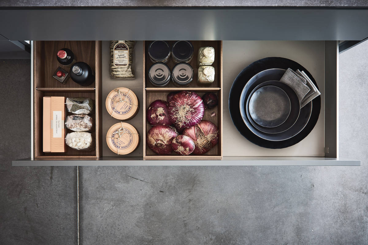 Für Ordnung im Auszug sorgen Innenschubkästen aus Holz, die dank einer Linoleumunterlage nicht verrutschen. «Segmento», Poggenpohl.