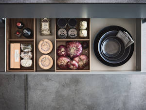 Für Ordnung im Auszug sorgen Innenschubkästen aus Holz, die dank einer Linoleumunterlage nicht verrutschen. «Segmento», Poggenpohl.