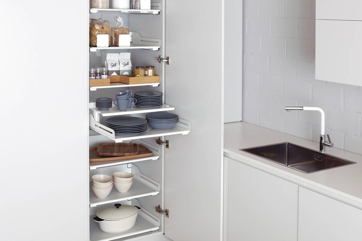 Hochschrank «Extendo» ist mit Auszugstablaren ausgestattet und kennt keine unerreichbaren Ecken. Peka.