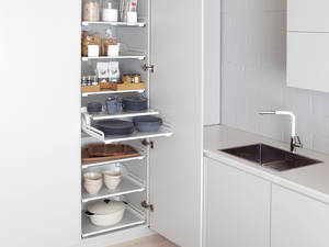 Hochschrank «Extendo» ist mit Auszugstablaren ausgestattet und kennt keine unerreichbaren Ecken. Peka.