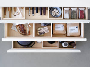 Das Modell «b1» punktet auch durch starke innere Werte. Schübe und Auszüge aus Birkenholz, Bulthaup.