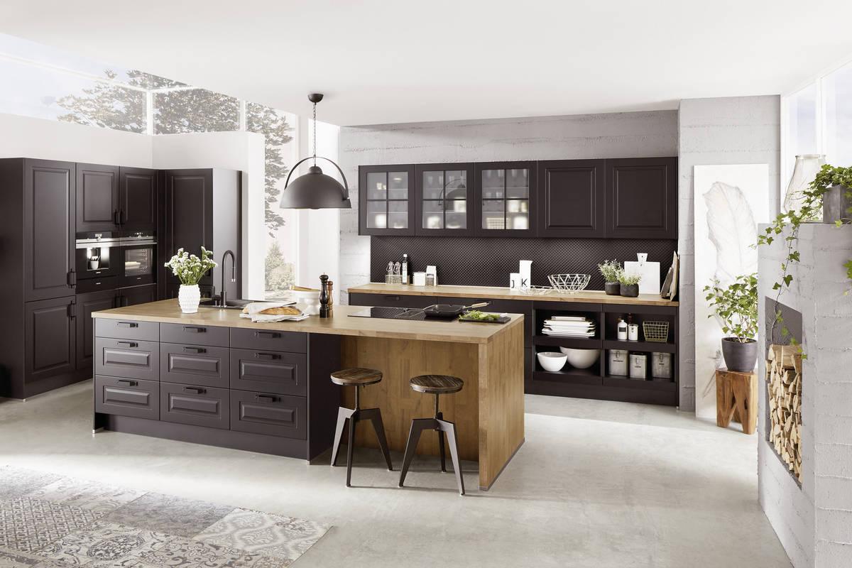 Die mattschwarzen Fronten geben der Küche im Landhausstil einen modernen Anstrich. «Nobilia Sylt», Sanitas Troesch.