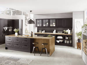 Die mattschwarzen Fronten geben der Küche im Landhausstil einen modernen Anstrich. «Nobilia Sylt», Sanitas Troesch.