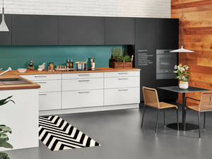 Mit Holz kombiniert, wirken die schwarz-weissen Küchenfronten nicht kühl, sondern urban und lebendig. Sabag.