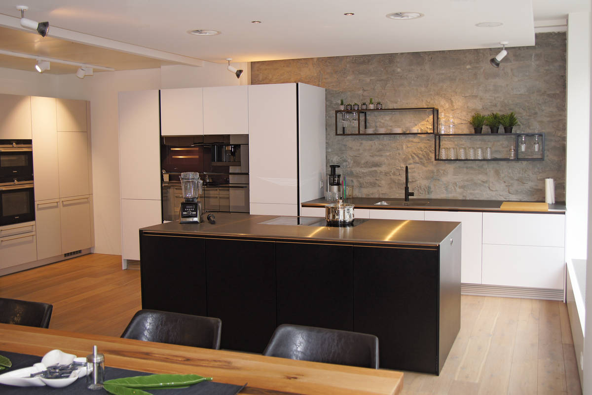 Wie der Firmenname verrät, planen diese professionellen Köpfe nicht nur Küchen, sondern auch Wohn- und Esszimmer. In-toto Küchen AG.