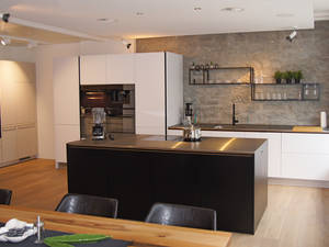 Wie der Firmenname verrät, planen diese professionellen Köpfe nicht nur Küchen, sondern auch Wohn- und Esszimmer. In-toto Küchen AG.