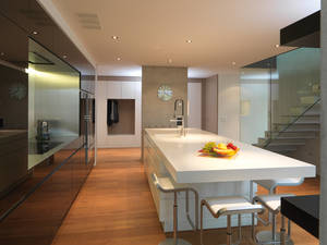 Koch-, Ess- und Wohnbereich gehen bei dem Gesamtkonzept Küche grenzenlos ineinander über. Die jeweiligen Funktionen werden mit massgefertigten Einbaumöbeln bedient. Kawa-Design.