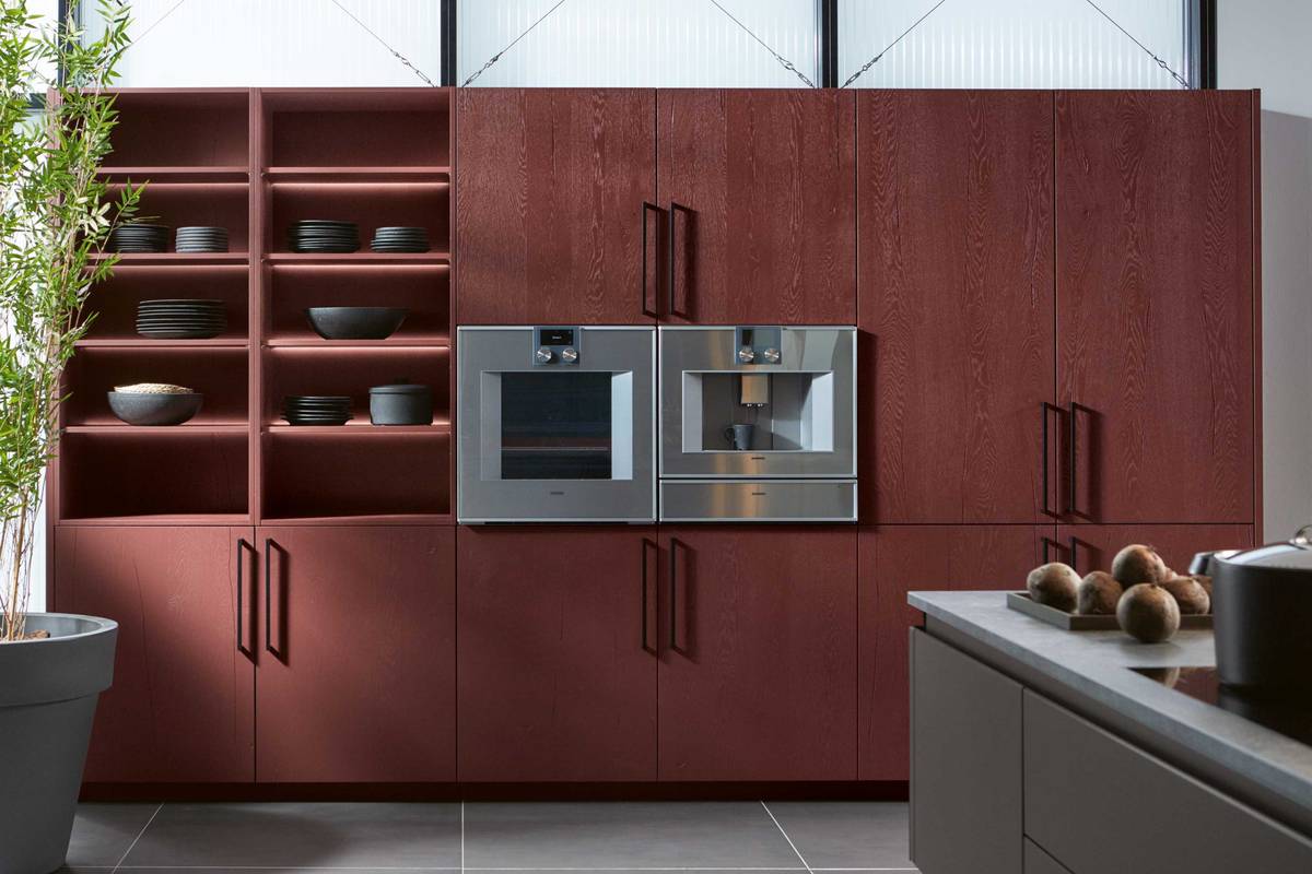 Die moderne Variante des Buffettschranks: Regal und Küchenschränke werden hier stilvoll kombiniert und setzen ausgewähltes Geschirr in Szene. «Y-Line» von Hans Eisenring AG Küchenbau.