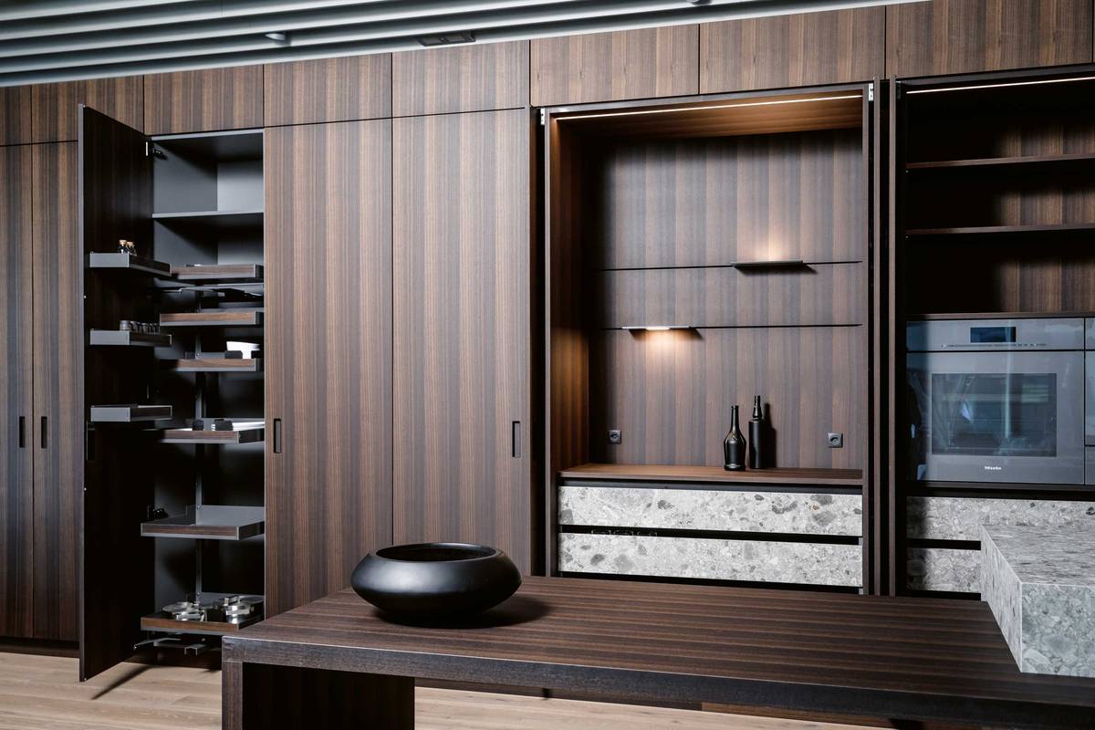 Elegant und puristisch: Schliesst man die Türen der «Orea +», verschwinden Küchengeräte und Utensilien aus dem Blickfeld. Werden sie geöffnet, kommen der Monolith und die durchdachte Beleuchtung zum Vorschein. Orea AG.