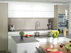  Platzsparend und praktisch ist die Idee, Kücheninsel und Esstisch zu einem Ensemble zu gruppieren. Natürliche Farben und Holz bilden eine harmonische Kombination. Veriset AG.